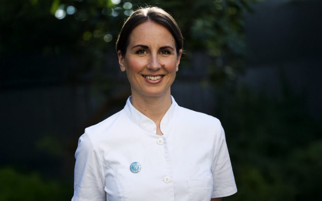 alt="Caroline Lundgren, diplomerad hudterapeut i Vällingby."