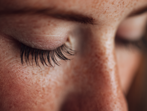 alt="Lash lift för naturligt lyfta fransar."