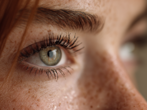 alt="Frans- och brynfärgning för mer definierade drag."